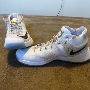Basketball shoes